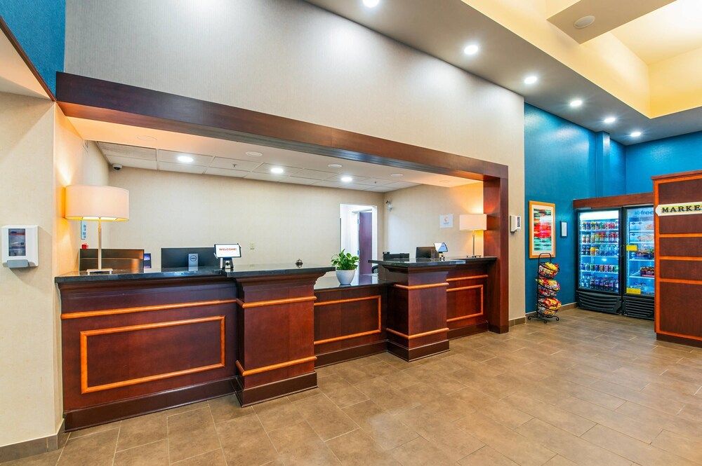 Comfort Inn & Suites 3