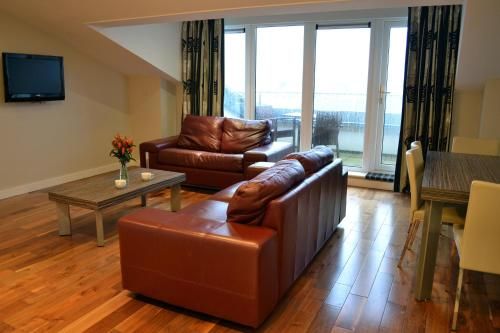 Carrick Plaza Suites and Apartments 2