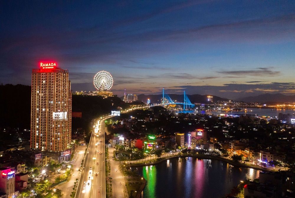 Ramada Hotel & Suites by Wyndham Halong Bay View -1 estrellas en Hạ Long