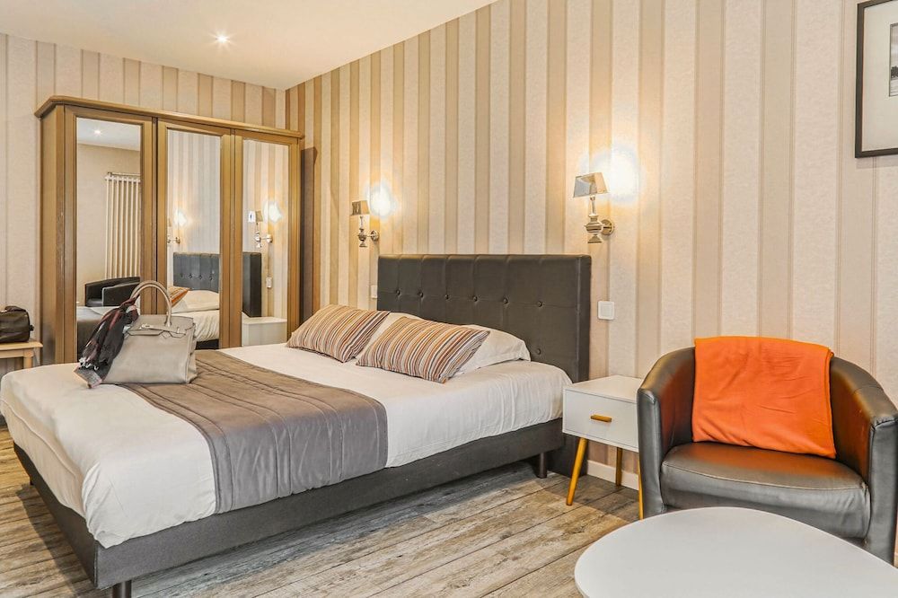 Hotel SPA Piscine le Petit Castel 2