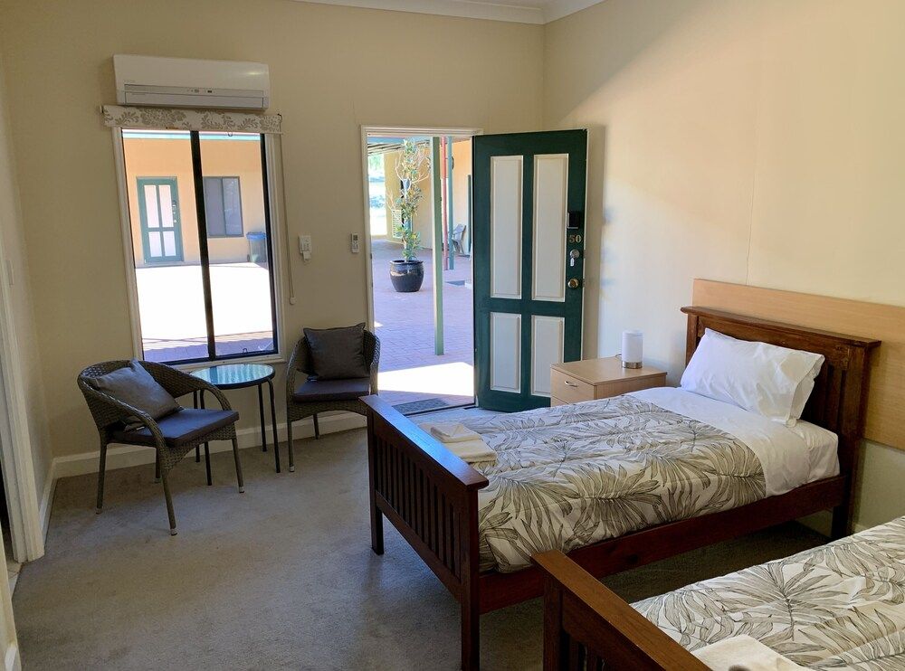 Settlers Hotel York 3