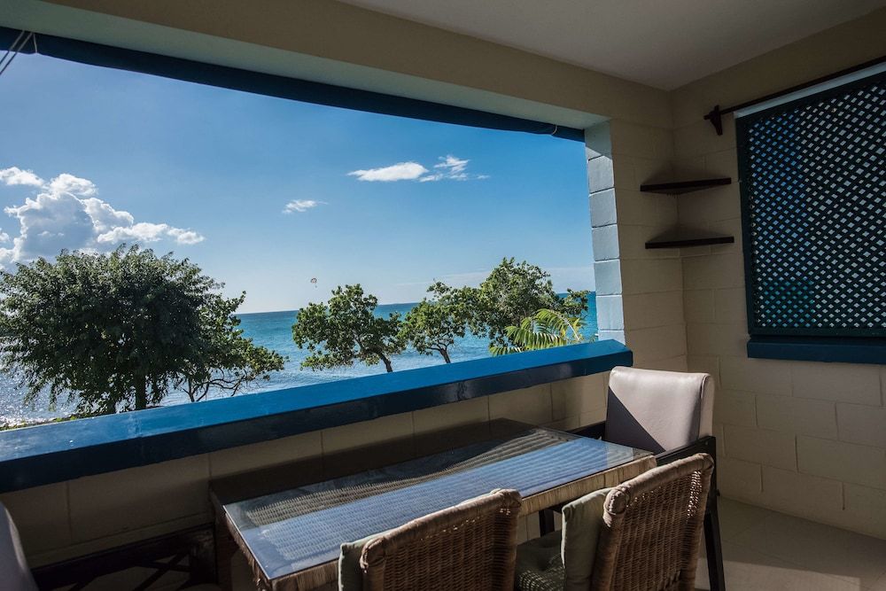 Beach Studio  at Point Village Resort -1 estrellas en Negril