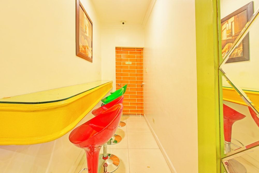 Townhouse OAK Makati Manila Near PNR Pasay Evangelista formerly VIP Suites 3