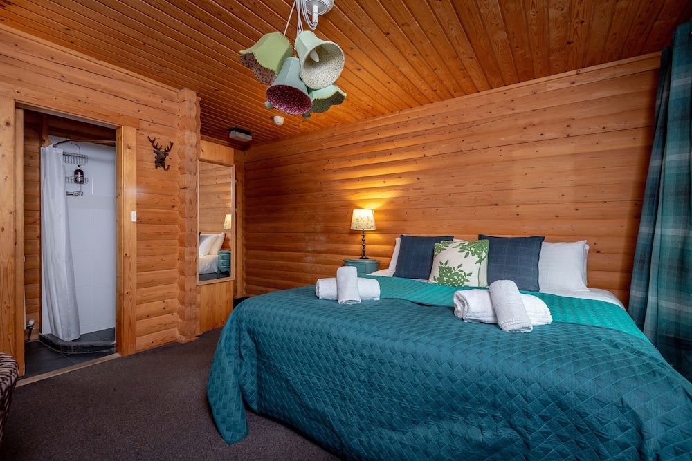 Redlands Country Lodge Log Cabin Apartments & WeeBothy 2