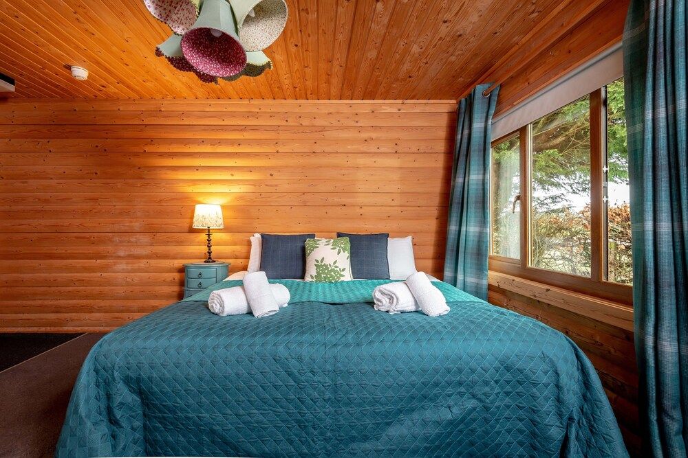 Redlands Country Lodge Log Cabin Apartments & WeeBothy 3