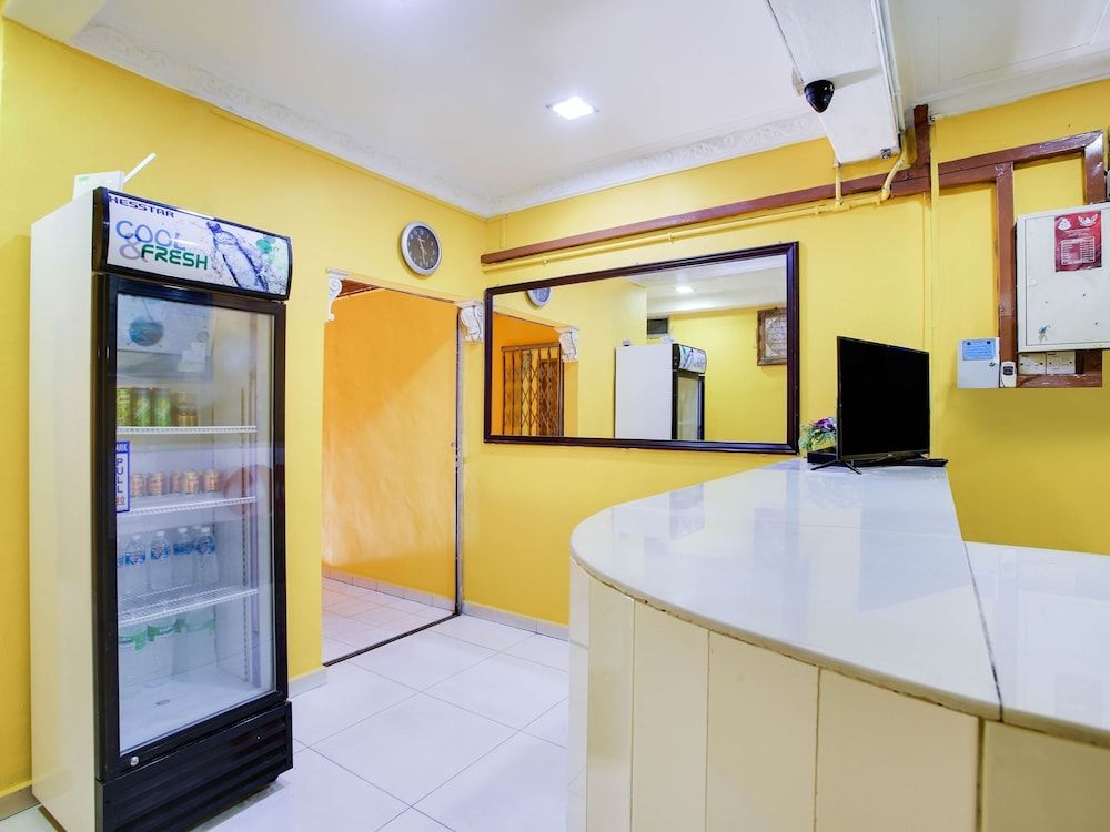 OYO 89406 Lucky Budget Hotel 2