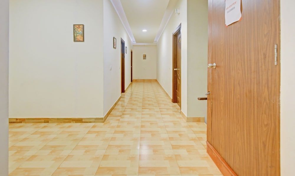 Itsy Hotels Igloo Residency Raja Seat 3