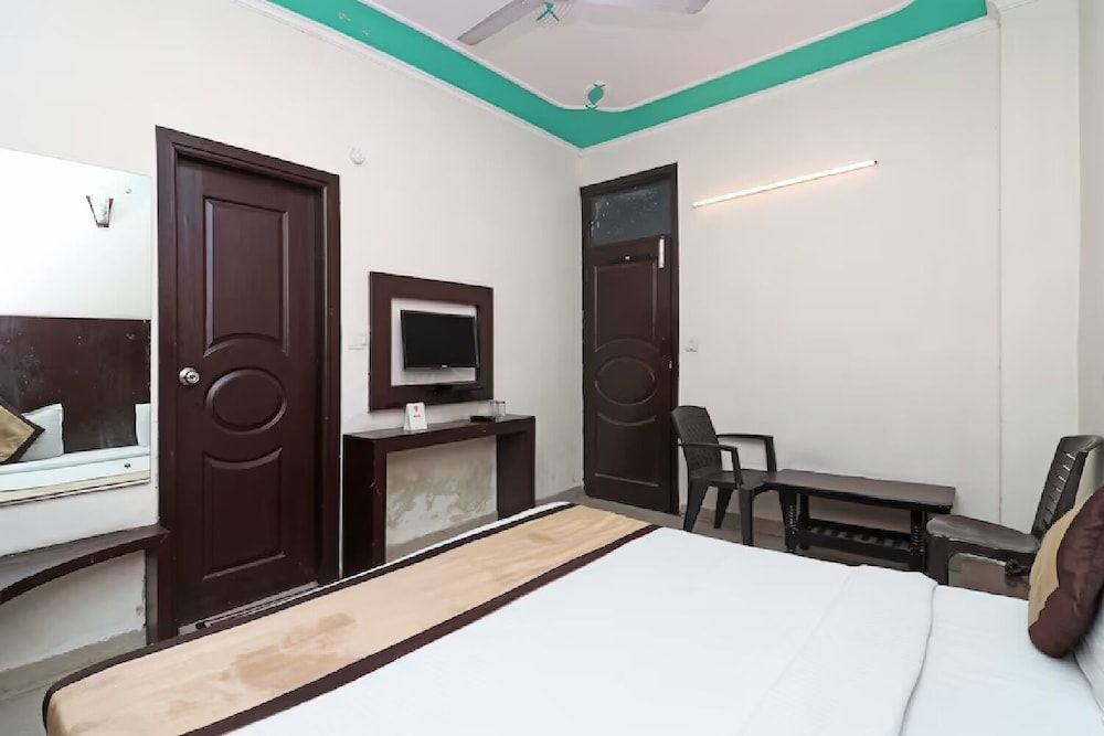 Hotel Aura Deluxe 3