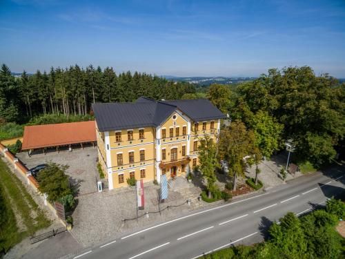 Hotel & Restaurant Waldschloss 2
