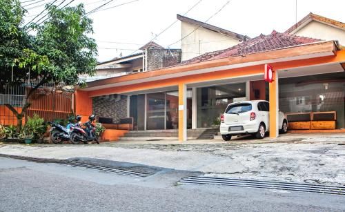 RedDoorz Syariah near BTC Fashion Mall 2