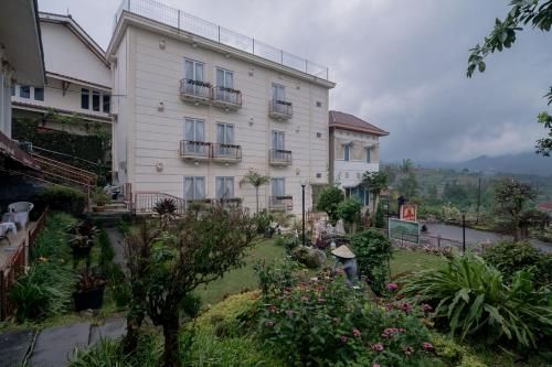 Urbanview Hotel Mon Bel Cibodas by RedDoorz 3