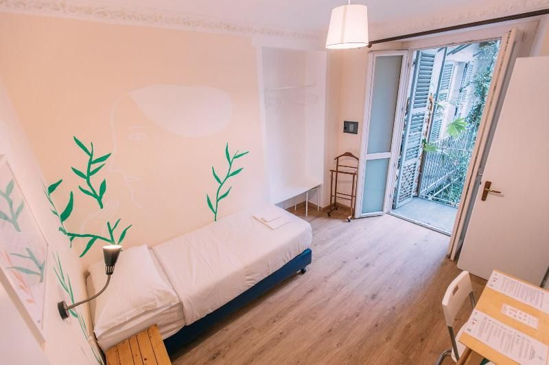 Tomato Backpackers Hotel 3