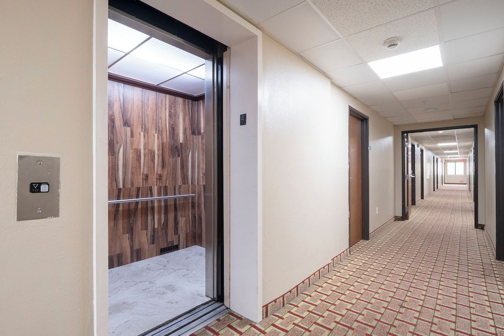 OYO Townhouse Houston Airport North 2