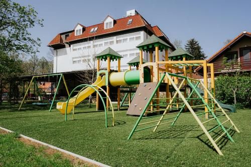 Aqua Hotel 3 estrelas em Gyula