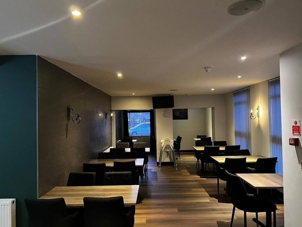 Crown Court Hotel & Bar. 2