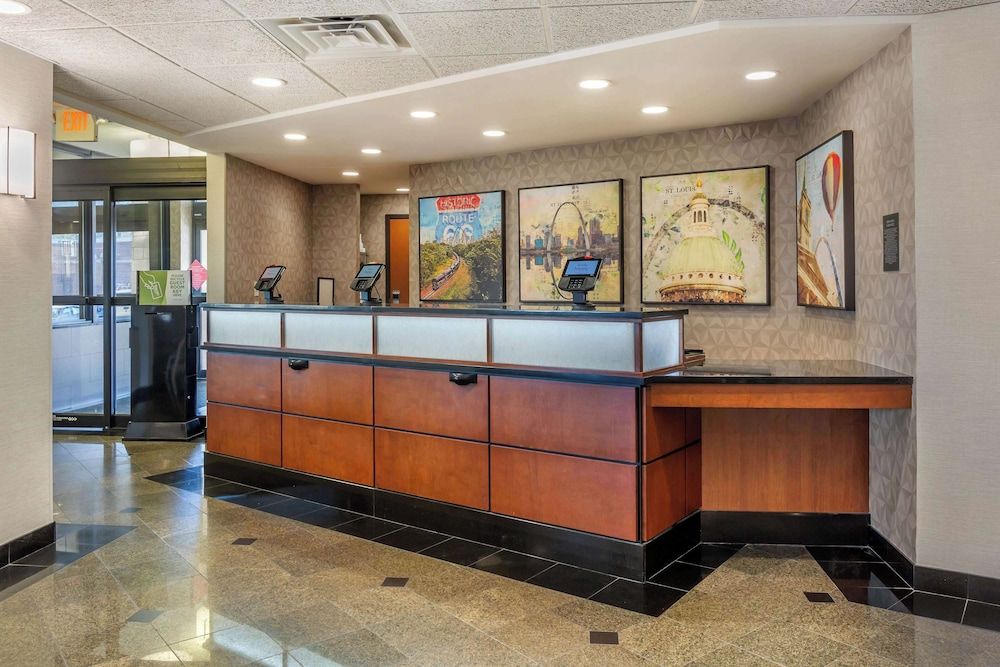 Drury Inn & Suites Southwest St. Louis 2