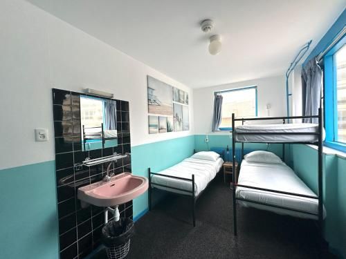 The Flying Pig Beach Hostel 2