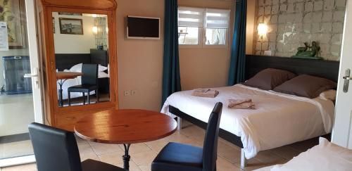 Maison d'Hôtes et Roulotte" Le 6 Bis" 2