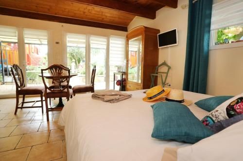 Maison d'Hôtes et Roulotte" Le 6 Bis" 3