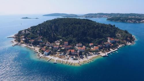 Vrnik Arts Club 2