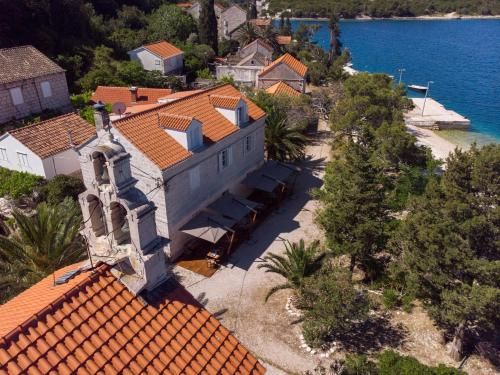 Vrnik Arts Club 3