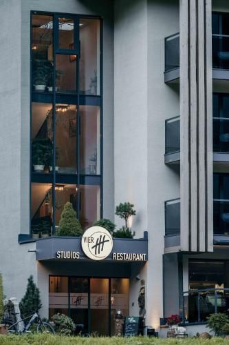 VIER Studios & Restaurant 3