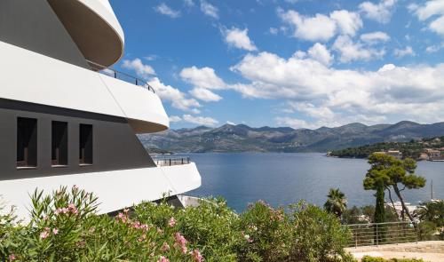 RMH Lazure Luxury Apartments 3