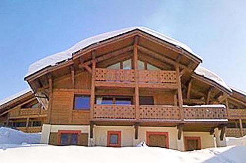 chalet Amitie familial de luxe avec JACUZZI, HEBERGEMENT MULTIPASS ETE, WIFI fibre, 150 m des pistes de ski et randonnées 4 estrelas em Les Gets