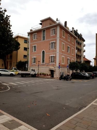 Piccolo hotel holiday center 2 estrelas em Finale Ligure