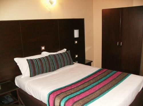 Hôtel du Val de Seine 2 estrelas em Les Mureaux