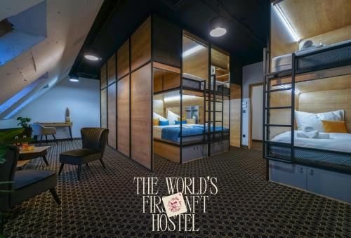 CHORS like a hotel - 1st World NFT Block & Art Capsule Hostel MetaCHORS 5 estrelas em Bratislava