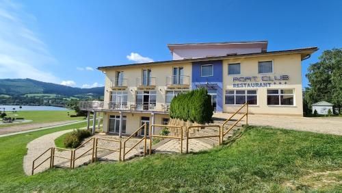 Port Club pension & restaurant 3 estrelas em Námestovo