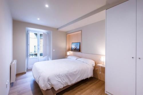 HERITAGE APARTMENTS CERDANYA al carrer Major i parking 1