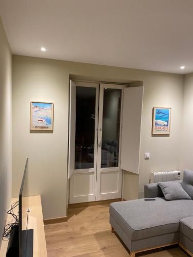 HERITAGE APARTMENTS CERDANYA al carrer Major i parking 3