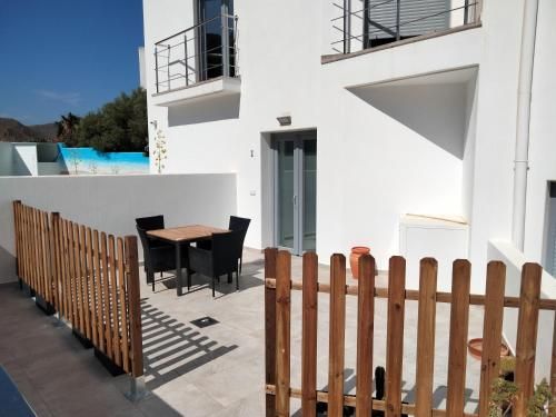 Apartamento con terraza y piscina comunitaria 1