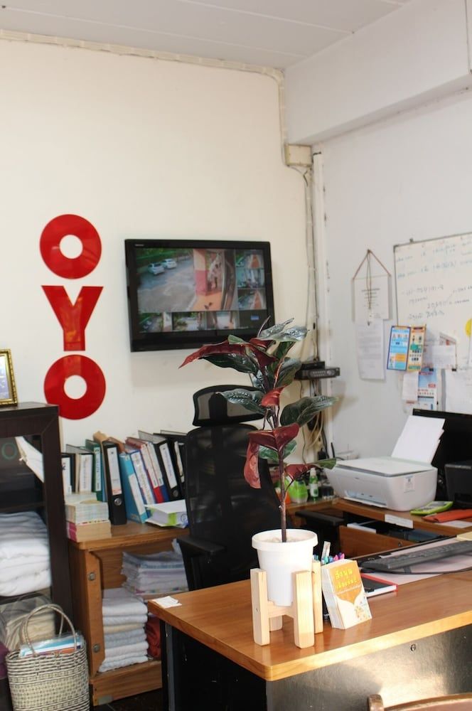 OYO 75420 Howto Hotel 2