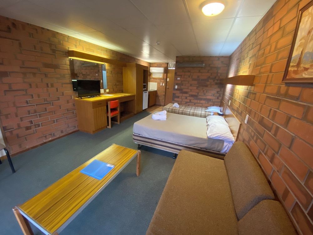 Hawker Hotel Motel 3