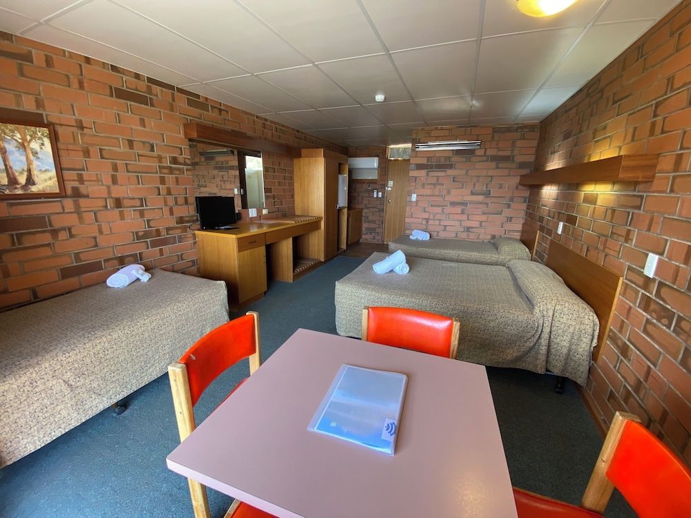 Hawker Hotel Motel 2