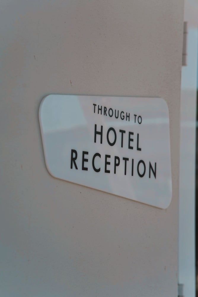 Peninsula Hotel Motel 2