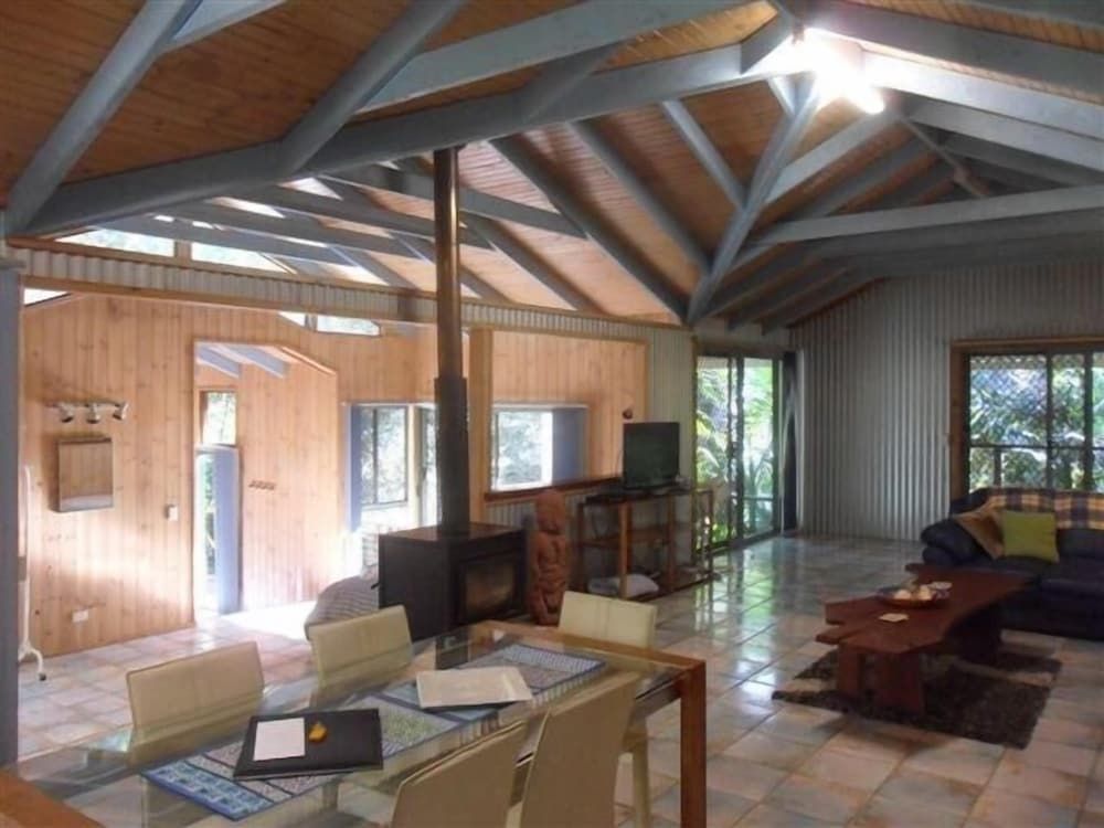 Treetops Accommodation Montville 3