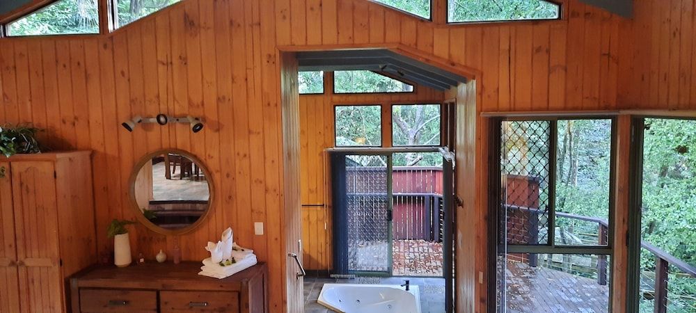 Treetops Accommodation Montville