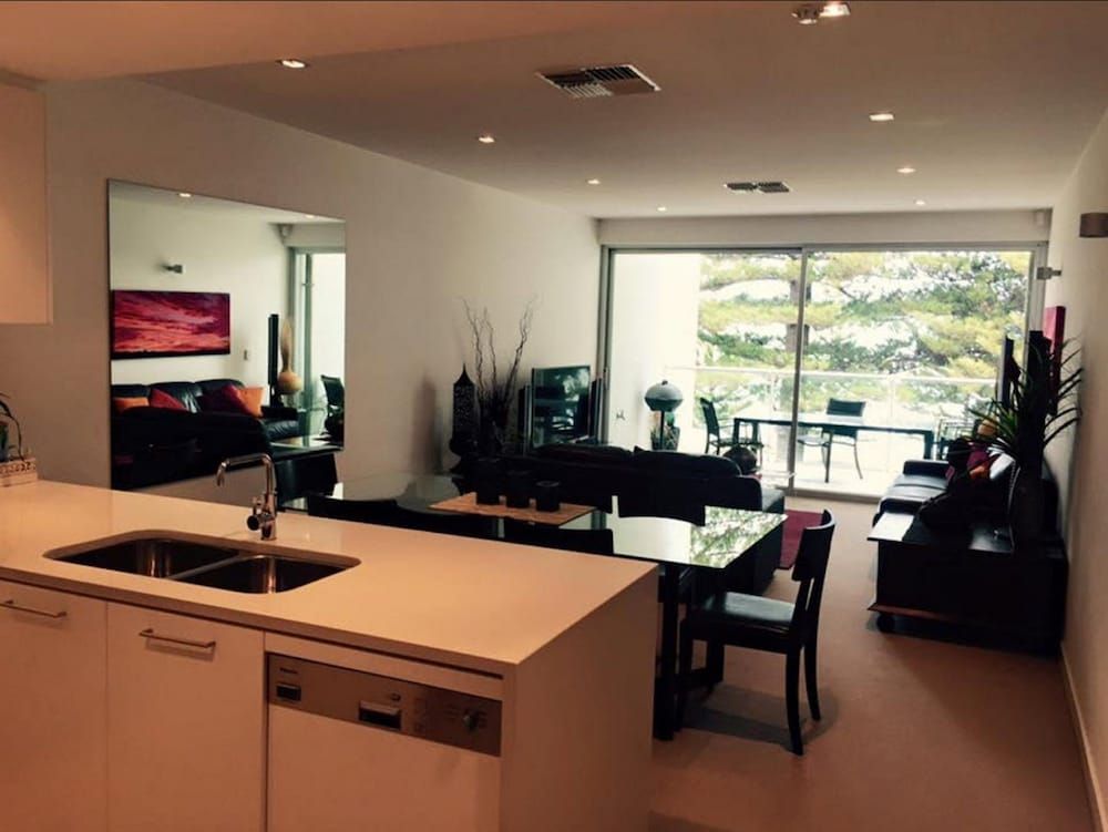 Breeze Beachfront Apartments 3