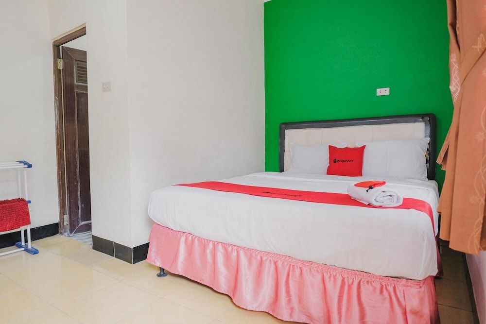 RedDoorz Syariah near Kebun Raya Liwa 3