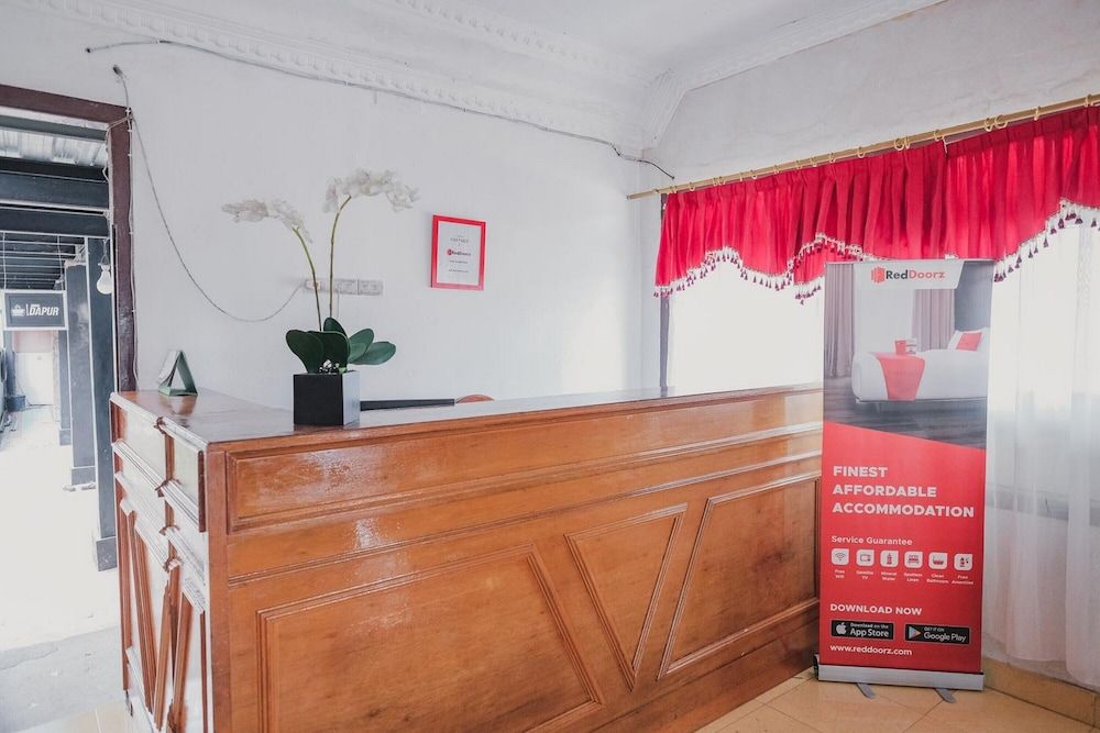 RedDoorz Syariah near Kebun Raya Liwa 2