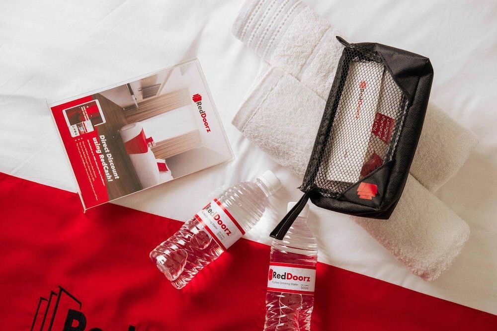RedDoorz Plus Syariah near Mall Pondok Indah 3