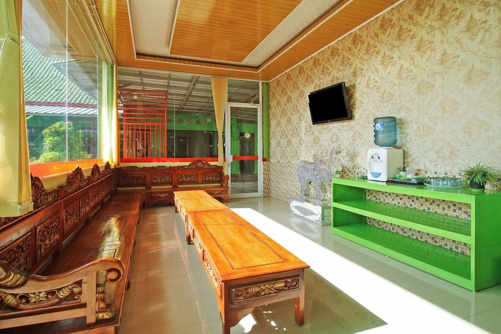 OYO 2596 Homestay Hj. Suharti 2