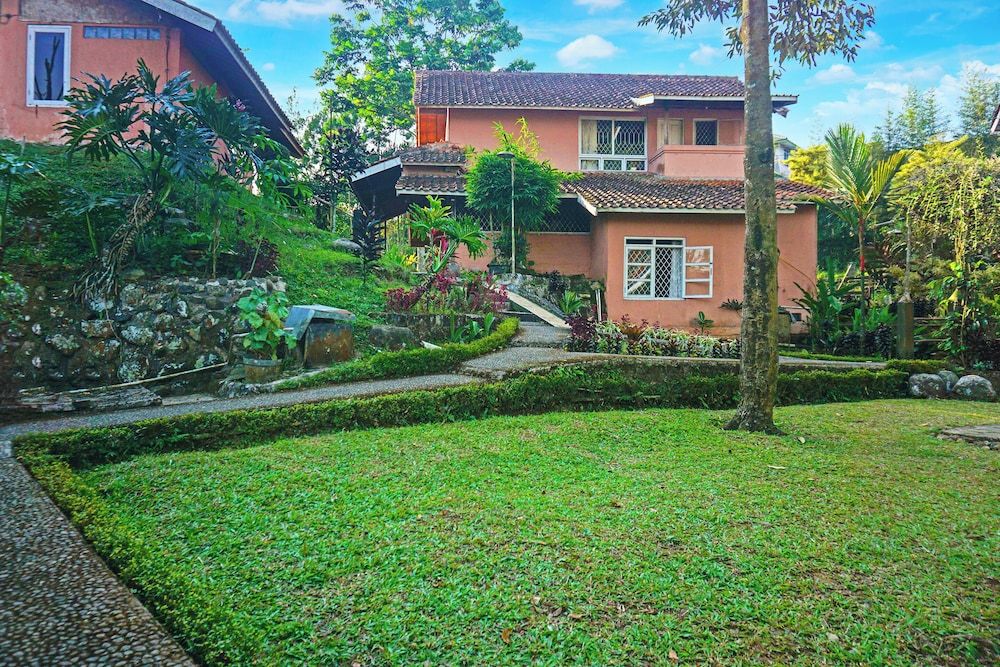 Capital O 92836 Villa Kampoeng Katineung 3 estrellas en Cianjur