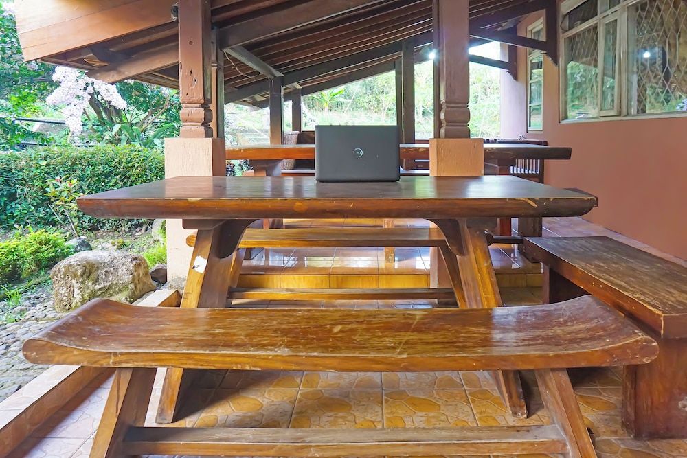 Capital O 92836 Villa Kampoeng Katineung 3