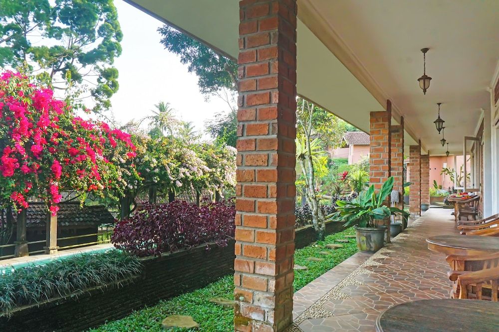 Capital O 92836 Villa Kampoeng Katineung 2