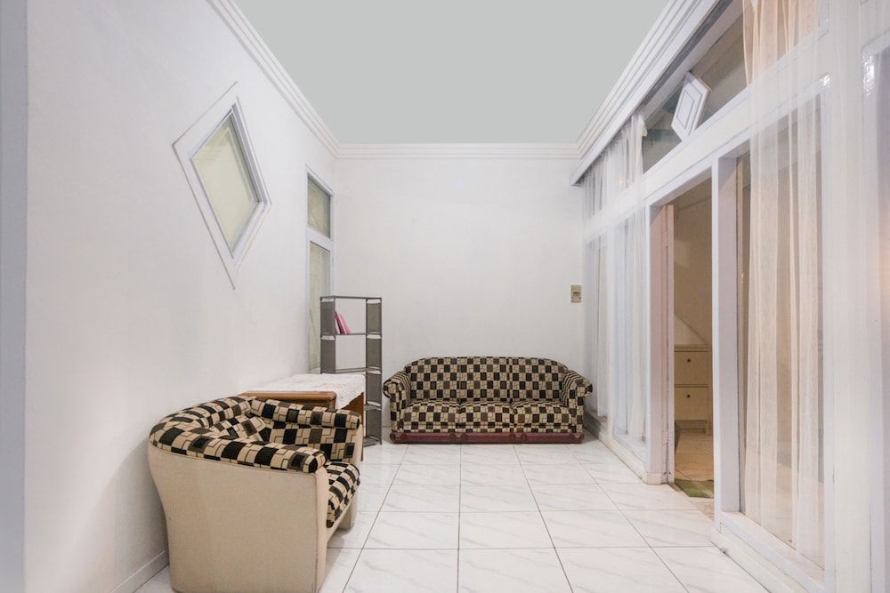 OYO Life 3055 Rumah Enin 2
